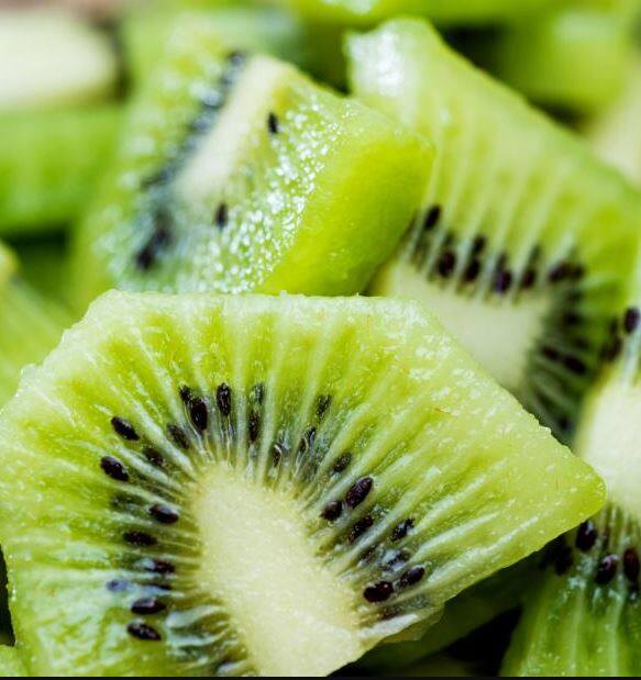 kiwi for eyes health kiwi benefits and nutrition value how to improve vision  Health Tips: દરરોજ 1 કીવી ખાવાથી આંખના નંબર ઉતરશે, જાણો કીવી ખાવાના અન્ય ફાયદા