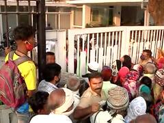 पाहा: मुंबईत आदिवासी मंत्र्यांच्या बंगल्याबाहेर आदिवासींचे ठिय्या आंदोलन