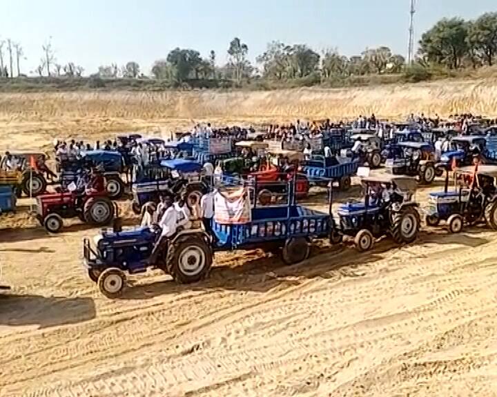 Banaskantha: Huge tractor rally of farmers on Malana lake with demand for water બનાસકાંઠાઃ પાણીની માંગ સાથે મલાણા તળાવ પર ખેડૂતોની વિશાળ ટ્રેક્ટર રેલી