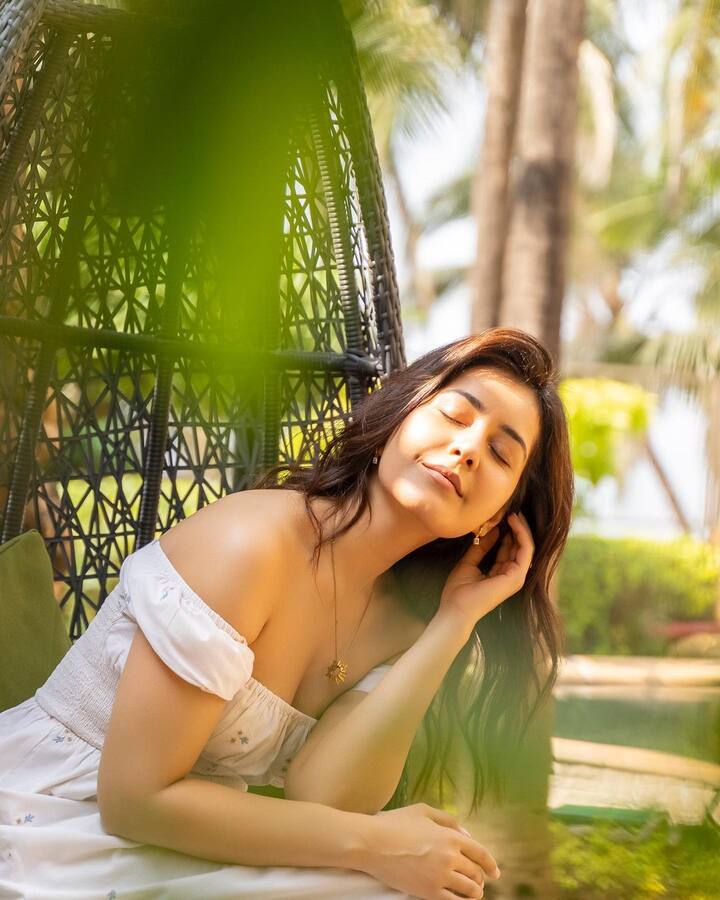 वेब सीरीज के अलावा वो हिंदी फिल्म योद्धा में भी नजर आने वाली हैं. जिसकी शूटिंग अभी चल रही है. ये तो थी राशि खन्ना की प्रोफेशनल लाइफ अगर उनकी पर्सनल लाइफ की बात करें तो वो दिल्ली की रहने वाली हैं. (फोटो – सोशल मीडिया)
