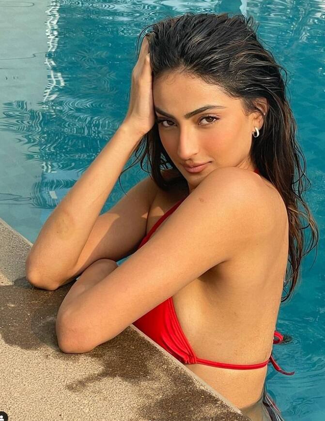Shweta Tiwari Daughter Palak Tiwari Flaunts Her Figure In Red Bikini Palak  Enjoyinh In Swimming Pool | 'बिजली गर्ल' पलक तिवारी ने रेड बिकिनी में  गिराईं बिजलियां, पूल में दिए सेंशुअस पोज़