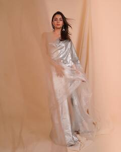 PHOTO: चंदेरी रंगाच्या साडीमध्ये आलीयाचा ग्लॅमरस अंदाज!