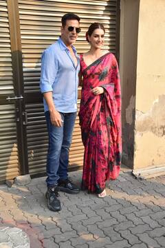 Kriti Sanon Dazzles In A Floral Printed Saree, Strikes A Pose With 'Bachchan Pandey' Akshay Kumar, SEE PICS