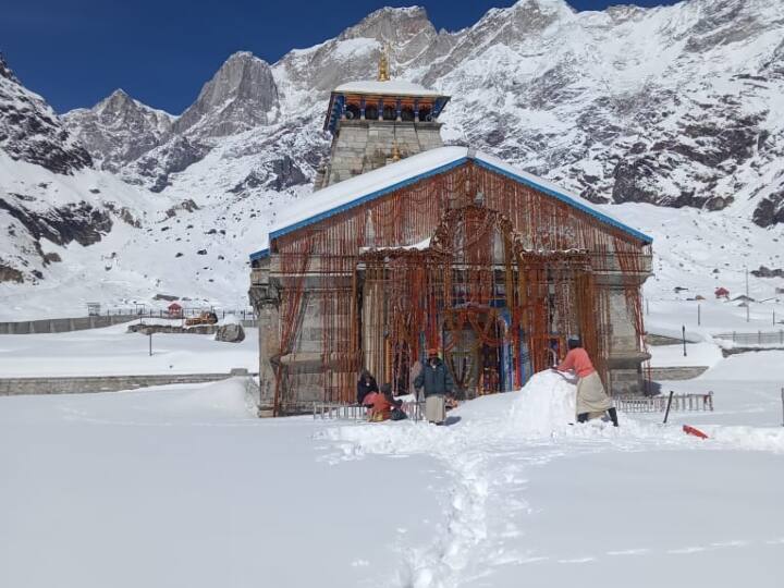 बाबा के धाम में दूर-दूर तक बर्फ का पहरा देखा जा सकता है. यहां पर अब भी पांच-पांच फीट ऊंची बर्फ की परत जमी हुई है.