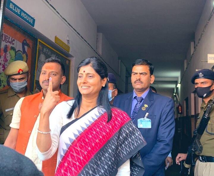 केंद्रीय मंत्री अनुप्रिया सिंह पटेल भी उत्तर प्रदेश विधानसभा चुनाव के लिए मिर्ज़ापुर के एक बूथ पर मतदान करने पहुंची थी. इस दौरान उन्होंने कहा कि 'मैं पूरी तरीके से आश्वस्त हूं कि यहां हम सभी पांचों सीटे जीतेंगे. लोकतंत्र के इस महापर्व में मिर्ज़ापुर NDA गठबंधन की जीत ही सुनिश्चित करने जा रहा है. विकास की दृष्टि से मिर्ज़ापुर ने कई परियोजनाओं को आते हुए देखा है.'