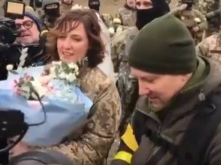 Russia-Ukraine War: युद्ध के मैदान में वर्दी पहने दो यूक्रेनी सैनिकों ने रचाई शादी, देखें Video