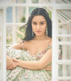 ਪੇਸਟਲ ਕਲਰ ਦੇ ਫਲੋਰਲ ਲਹਿੰਗੇ 'ਚ ਬਲਾ ਦੀ ਖੂਬਸੂਰਤ ਲੱਗੀ ਸ਼ਰਧਾ ਕਪੂਰ, ਪੋਜ਼ਿਜ਼ ਨੇ ਫੈਨਜ਼ ਨੂੰ ਕੀਤਾ ਦੀਵਾਨਾ