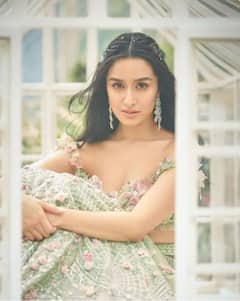 PHOTO : परी म्हणू की, सुंदरा... श्रद्धा कपूरचा फ्लोरल लूक!