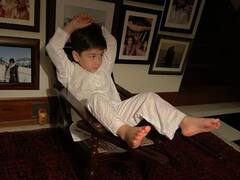 तैमूर अली खान की ये फोटो देख फैंस को आई राज कपूर की याद, व्हाइट कुर्ता-पजामा में लगे बेहद क्यूट