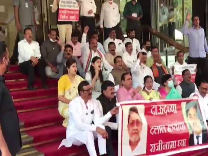 BJP mlas stage protest at Maharashtra Assembly against,demand resignation of state minister Nawab Malik Money Laundering Case: नवाब मलिक के इस्तीफे की मांग पर अड़ी BJP, विधानसभा के बाहर कर रही प्रदर्शन