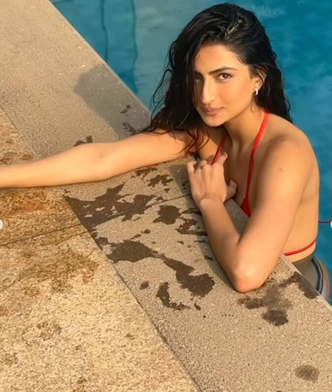 इन फोटोज़ में पलक एक स्वीमिंग पूल के अंदर खड़े होकर अलग-अलग पोज़ दे रही हैं और अपना फिगर फ्लॉन्ट कर रही हैं.