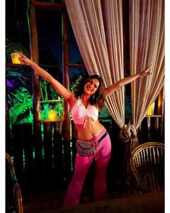 Shraddha Das Photos: 'శ్రద్ధ'గా అందంతో చంపేస్తోంది