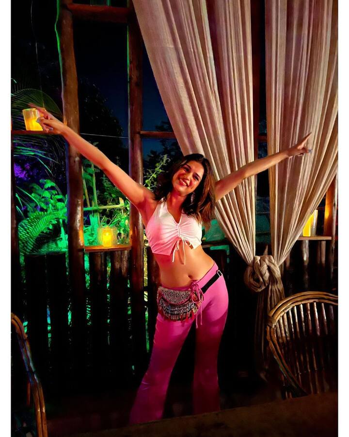 తెలుగులో 'ఆర్య 2', 'డార్లింగ్', 'మొగుడు' వంటి సినిమాల్లో నటించి మంచి గుర్తింపు తెచ్చుకుంది శ్రద్ధా దాస్. బాలీవుడ్ లో, బెంగాలీలో కొన్ని సినిమాలు చేసింది కానీ ఏవీ పెద్దగా కలసిరాలేదు. ( Image Credit: Shraddha Das/Instagram)