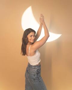 PHOTO: चंदेरी रंगाच्या साडीमध्ये आलीयाचा ग्लॅमरस अंदाज!