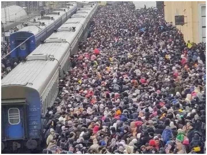 Russia Ukraine War People leaving Kharkiv CIty after russia bomb attack Russia Ukraine War: खाली होते शहर की हकीकत बयां कर रही खारकीव रेलवे स्टेशन पर जुटी भीड़ की यह तस्वीर