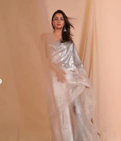 ਸਿਲਵਰ ਸਾੜੀ 'ਚ ਆਲੀਆ ਭੱਟ ਦਾ 'ਕਹਿਰ', ਕਾਤਿਲਾਨਾ ਅੰਦਾਜ਼ 'ਚ ਫੈਨਜ਼ ਨੂੰ ਕੀਤਾ ਦੀਵਾਨਾ