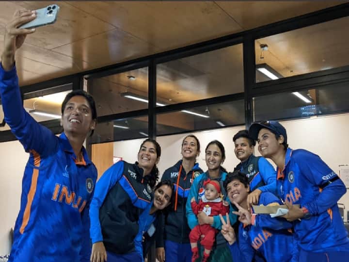 ICC Women World Cup 2022 spirit of cricket from India and Pakistan Bismah Maroof baby photo viral सामना तर जिंकलाच पण पोरींनी मनंही जिंकली; टीम इंडियाचं पाकिस्तानी खेळाडूच्या बाळासोबत सेलिब्रेशन, व्हिडीओ व्हायरल