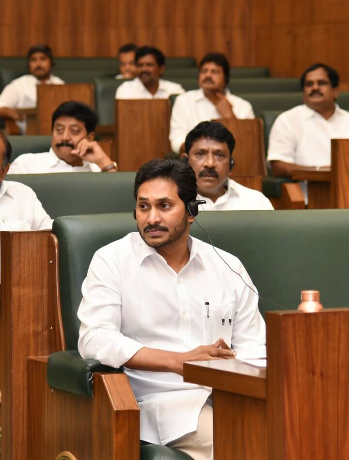 ఆంధ్రప్రదేశ్ అసెంబ్లీ బడ్జెట్ సమావేశాల వేడి అప్పుడే మొదలైంది. సమావేశమైన తొలిరోజే తెలుగు దేశం పార్టీ ఆందోళన బాట పట్టింది.