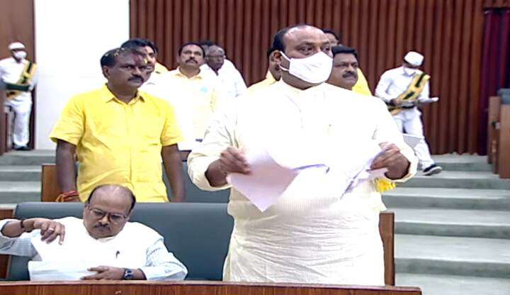 పోడియం చుట్టుముట్టి గవర్నర్ బిశ్వభూషన్ స్పందించాలంటూ గట్టిగా అరుస్తూ ప్రసంగానికి అడ్డు తగిలారు. ప్రసంగం కాగితాలను చించి గాల్లోకి విసిరారు.