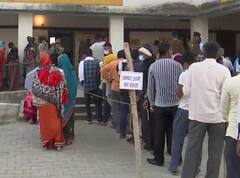 यूपी चुनाव के अंतिम चरण के दौरान वोटरों में जबरदस्त उत्साह, बूथ के बाहर लगी लंबी कतारें, देखें PICS
