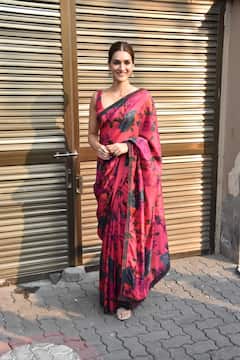 Kriti Sanon Dazzles In A Floral Printed Saree, Strikes A Pose With 'Bachchan Pandey' Akshay Kumar, SEE PICS