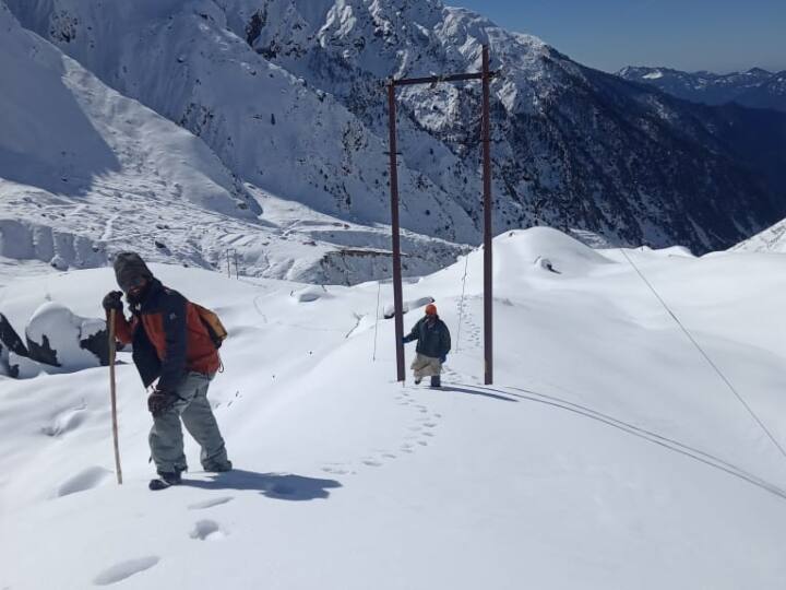 केदारनाथ धाम को जोड़ने वाले गौरीकुंड-केदारनाथ पैदल मार्ग में भी कई बड़े-बड़े ग्लेशियर बन गये हैं. अप्रैल महीने में अब इन ग्लेशियरों को काटकर भक्तों के लिये रास्ता तैयार किया जाएगा