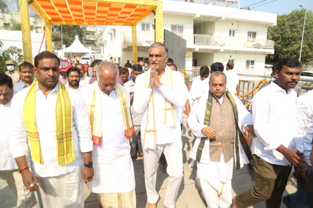 Telangana Finance Minister Harish Rao Offers Prayers At Yadadri Temple Ahead Of Presenting Budget Telangana Finance Minister Harish Rao Offers Prayers At Yadadri Temple Ahead Of Presenting Budget