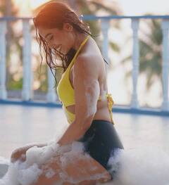 બાલ્કનીમાં ફોમથી રમતા સૃષ્ટિ રોડેએ શેર કરી હોટ તસવીરો, સોશિયલ મીડિયામાં વાયરલ