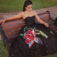 बेंच पर बैठे कुछ ऐसे इठलाती दिखीं सोहा अली खान, ब्लैक गाउन में दिखाया फैंस को अपना प्रिंसेस लुक