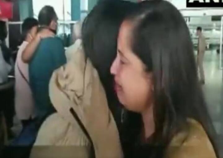 Delhi airport mother breaks down on seeing her daughter arrived from war torn Ukraine Ukraine से लौटी बेटी को देख रो पड़ी मां, पिता ने गले लगा एयरपोर्ट पर बांटीं मिठाइयां