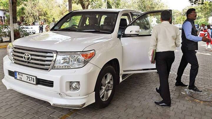 प्रताप सरनाईक महाराष्ट्र में ओवाला माजीवाद से शिवसेना के विधायक हैं जो अपनी 1.35 करोड़ की लैंड क्रूजर से चलते हैं.