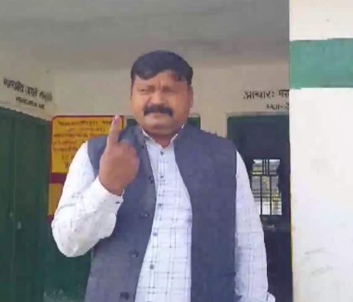 उत्तर प्रदेश में बसपा के राज्य अध्यक्ष भीम राजभर ने मऊ में एक मतदान केंद्र पहुंच वोट डाला, इस दौरान उन्होंने कहा कि, “ मैं जानता हूं कि हम ये लड़ाई लड़ रहे हैं और धीरे-धीरे हम अपनी मंजिल पर भी पहुंच रहे हैं.”