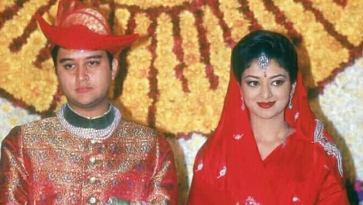 ज्योतिरादित्य सिंधिया की पत्नी प्रियदर्शिनी राजे सिंधिया- प्रियदर्शिनी अपनी खूबसूरती के लिए मशहूर है. उनकी खूबसूरती के कारण फेमिना ने उन्हें देश के 50 सबसे खूबसूरत महिलाओं की लिस्ट में जगह दी थी. इतना ही नहीं, प्रियदर्शिनी बरोडा के गायकवाड परिवार की राजकुमारी हैं.