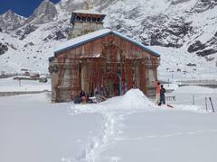 Kedarnath Dham: केदारनाथ धाम के कपाट खोलने के लिए प्रशासन की तैयारियां तेज, अब भी जमी है 5 फीट ऊंची बर्फ