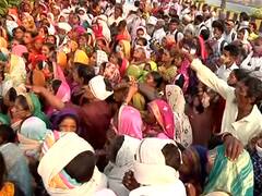 पाहा: मुंबईत आदिवासी मंत्र्यांच्या बंगल्याबाहेर आदिवासींचे ठिय्या आंदोलन