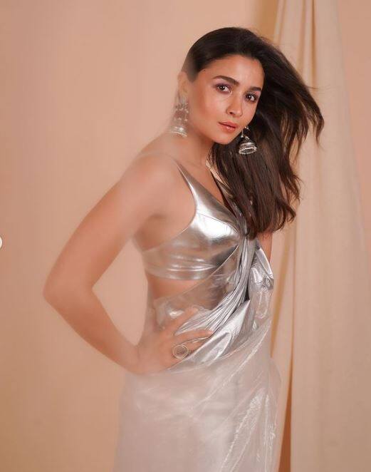 ਆਲੀਆ ਭੱਟ (Alia Bhatt) ਆਪਣੀ ਅਦਾਕਾਰੀ ਦੇ ਨਾਲ-ਨਾਲ ਆਪਣੇ ਲੁੱਕ ਲਈ ਵੀ ਜਾਣੀ ਜਾਂਦੀ ਹੈ। ਹਰ ਵਾਰ ਉਹ ਆਪਣੇ ਲੁੱਕ ਨਾਲ ਫੈਨਜ਼ ਨੂੰ ਦੀਵਾਨਾ ਬਣਾ ਦਿੰਦੀ ਹੈ। ਆਲੀਆ ਹਰ ਅਵਤਾਰ ਵਿੱਚ ਬਹੁਤ ਖੂਬਸੂਰਤ ਨਜ਼ਰ ਆਉਂਦੀ ਹੈ ਭਾਵੇਂ ਉਹ ਵੈਸਟਰਨ ਹੋਵੇ ਜਾਂ ਟ੍ਰਡੀਸ਼ਨਲ ਜਿਸ ਕਾਰਨ ਉਹ ਹਮੇਸ਼ਾ ਸੁਰਖੀਆਂ 'ਚ ਰਹਿੰਦੀ ਹੈ।