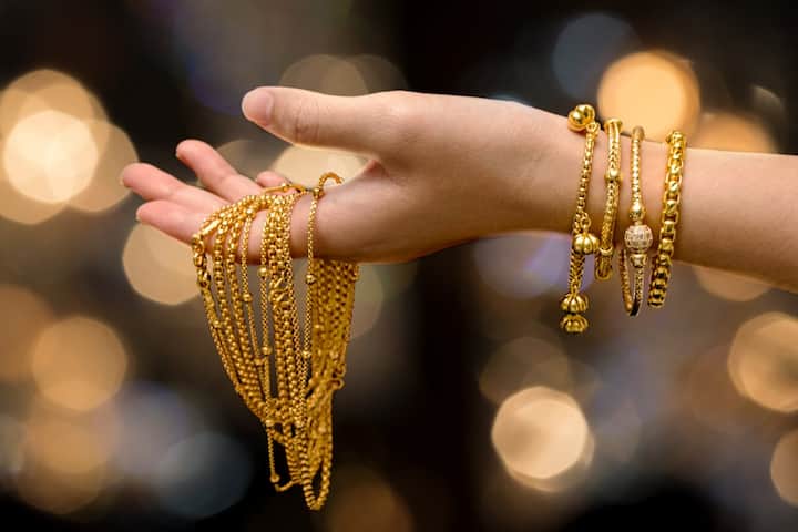 Gold is heading towards its all-time High level, Silver jumps more then 1200 rupees ऑलटाइम हाई लेवल की ओर बढ़ा गोल्ड, चेक करें 10 ग्राम का भाव, चांदी 1200 रुपये से ज्यादा उछली