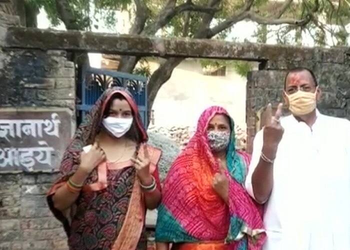 योगी  आणि अखिलेश या दोघांनीही 300 च्या वर जागा जिंकणार असल्याचा केला दावा