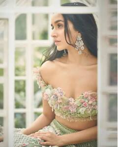 PHOTO : परी म्हणू की, सुंदरा... श्रद्धा कपूरचा फ्लोरल लूक!