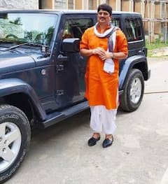 1 करोड़ से ज्यादा की लैंड क्रूजर से चलते हैं ये सफेद कुर्ता पजामा पहनने वाले नेता, सिद्धू से लेकर राजा भैया तक शामिल