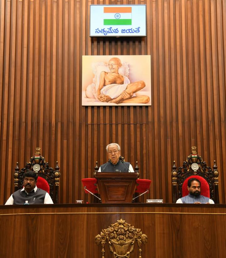 అంతకు ముందు అసెంబ్లీ వచ్చే దారిలో టీడీపీ ఎమ్మెల్యేలు, ఎమ్మెల్సీల వాహనాలను పోలీసులు అడ్డుకున్నారు. మందడం చెక్పోస్టు వద్ద సభ్యులను పోలీసులు నిలువరించారు.