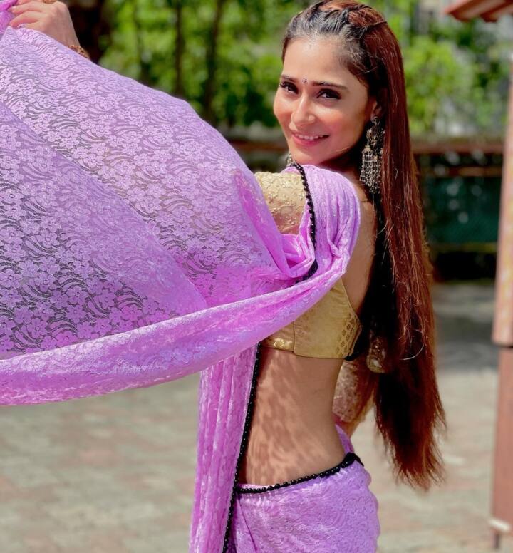 सारा एक बार तब खबरों में आई थीं जब उनकी बहन ने उनका नहाते हुए न्यूड वीडियो अपलोड कर दिया था. हालांकि बहन ने वो वीडियो तुरंत डिलीट भी कर दिया था.