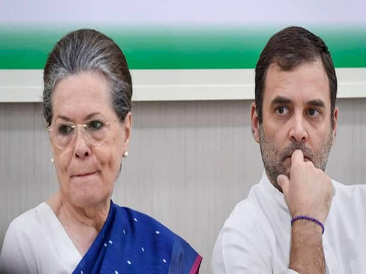 Sonia Gandhi along with Rahul Gandhi and Priyanka Gandhi had offered to resign from their post during the CWC meeting Congress Committee Meeting : काँग्रेसच्या अंतरिम अध्यक्षा सोनिया गांधी याच राहणार