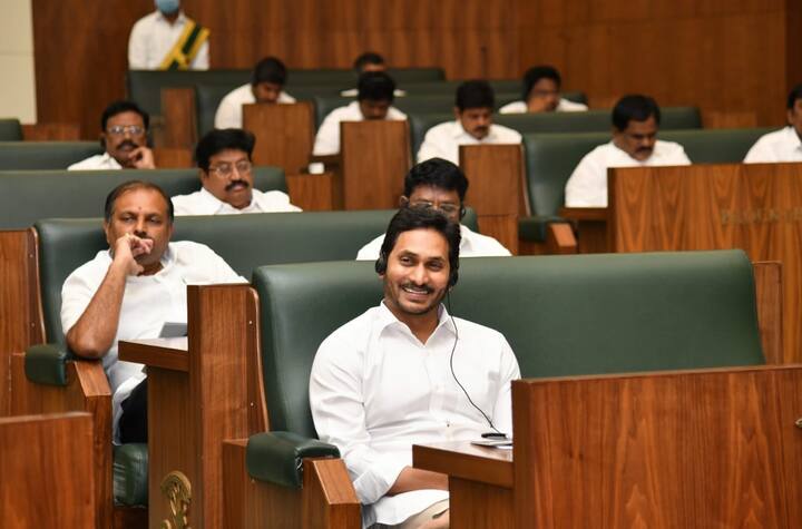 రాజ్యాంగ బద్దమైన సంస్థల తీర్పులను, దర్యాప్తులను ప్రభుత్వం వ్యతిరేకిస్తున్నా గవర్నర్ పట్టించుకోవడం లేదని టీడీపీ సభ్యులు విమర్శలు చేశారు.