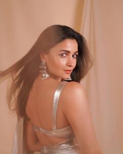 Actress Aliaa bhatt : மின்னும் ஒளியாய் வெள்ளி உடையில் மின்னல் அடித்த ஆலியா பட்... அசத்தும் ஆடம்பர க்ளிக்ஸ்!