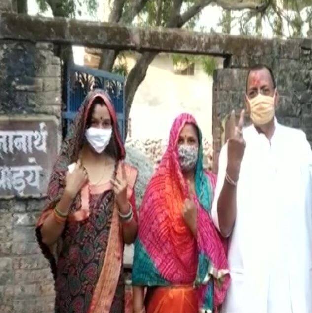 भाजपा विधायक रत्नाकर मिश्रा ने भी मिर्जापुर के बूथ पर पहुंचकर अपना वोट डाला.