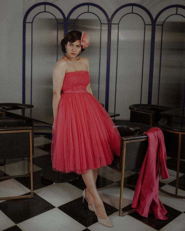 మలయాళ 'ప్రేమమ్' సినిమాతో పాపులర్ అయిన నటి మడోనా సెబాస్టియన్ తెలుగులో 'ప్రేమమ్' రీమేక్ తో హీరోయిన్ గా ఎంట్రీ ఇచ్చింది. (Photo Courtesy: Madonna Sebastian Instagram)