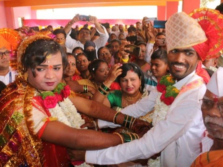 बीडमधील तृतीयपंथी सपना आणि ढोलकी वाजवणारा बाळू आज विवाह बंधनात अडकले आहेत.बीडमधील कंकालेश्वर मंदिरात सपना आणि बाळूचा मोठ्या धुमधडाक्यात विवाह सोहळा पार पडला आहे.