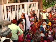 पाहा: मुंबईत आदिवासी मंत्र्यांच्या बंगल्याबाहेर आदिवासींचे ठिय्या आंदोलन