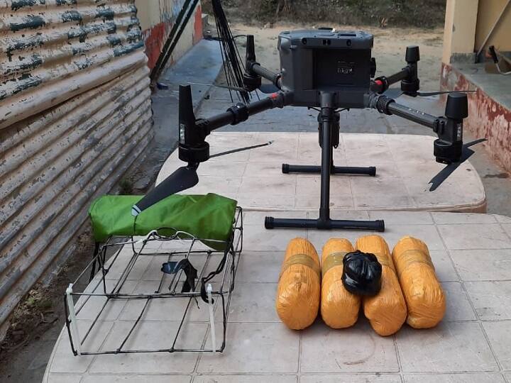 Pakistani drone crosses India border again, BSF throws down, 5 packets of drugs seized ਭਾਰਤ ਸਰਹੱਦ ਅੰਦਰ ਫਿਰ ਵੜਿਆ ਪਾਕਿਸਤਾਨੀ ਡ੍ਰੋਨ, BSF ਨੇ ਸੁੱਟਿਆ, 5 ਪੈਕੇਟ ਨਸ਼ੀਲੀ ਖੇਪ ਜ਼ਬਤ